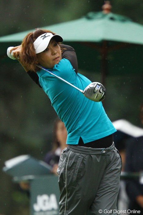 予選会の繰り上げ出場ながら好発進です。久し振りにアンダーパーでのラウンド。日本女子オープンに出場出来る事を楽しんでいるようです。1アンダー6位タイです。 2010年 日本女子オープンゴルフ選手権競技初日 成田いづみ