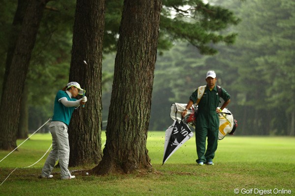 2010年 日本女子オープンゴルフ選手権競技初日 イ・ナリ おっと・・・左打ちを空振りしてしまい、8番で痛恨のトリプルボギー。それでも1アンダー6位タイです。