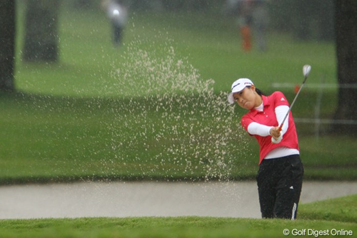 ボギー先行のゴルフで、一時は5オーバーまでスコアを落とし、心配されたディフェンディングチャンピオンでしたが、14番からの3連続バーディで息を吹き返しました。3オーバー38位タイです。 2010年 日本女子オープンゴルフ選手権競技初日 宋ボベ