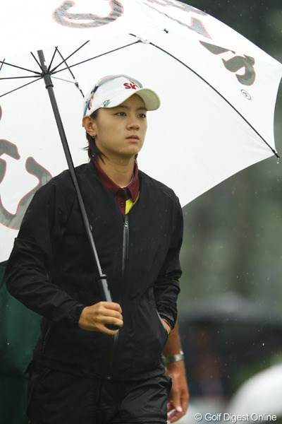 2010年 日本女子オープンゴルフ選手権競技初日 チェ・ナヨン ところで・・・何故レインウェアの襟を中に入れるんですか？