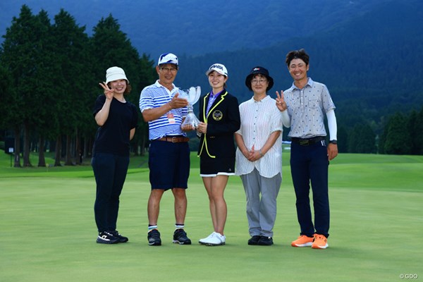 左から姉の彩子さん、父・宏さん、蛭田みな美、母・智子さん、プロゴルファーの兄・玲於（れお）