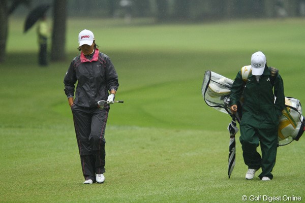 2010年 日本女子オープンゴルフ選手権競技初日 全美貞 私も木の上にボールが・・・ティに戻って打ち直して来ます。ションボリ。