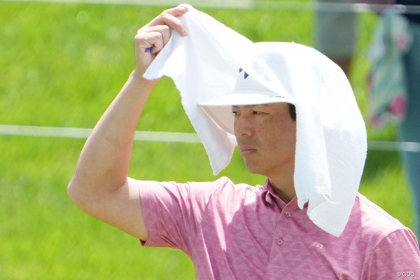 2023年 Sansan KBCオーガスタゴルフトーナメント 初日 石川遼 あまりの暑さにタオルを頭からかける