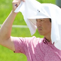 あまりの暑さにタオルを頭からかける 2023年 Sansan KBCオーガスタゴルフトーナメント 初日 石川遼