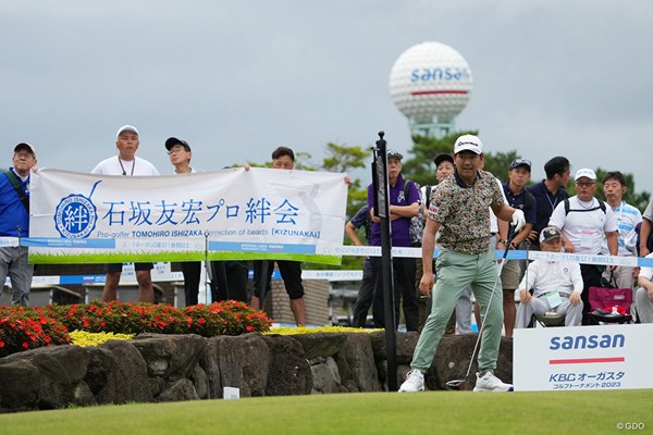 2023年 Sansan KBCオーガスタゴルフトーナメント 2日目 石坂友宏 応援団の声援をバックにプレー