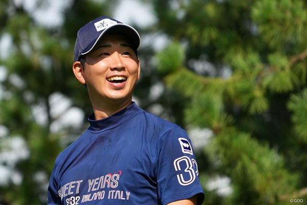 2023年 Sansan KBCオーガスタゴルフトーナメント 2日目 鍋谷太一 2日目3位タイに笑顔を見せる