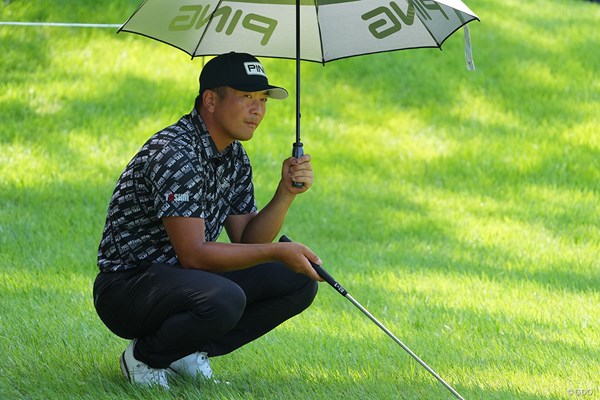 2023年 Sansan KBCオーガスタゴルフトーナメント 3日目 永野竜太郎 余りの暑さに木陰で休む