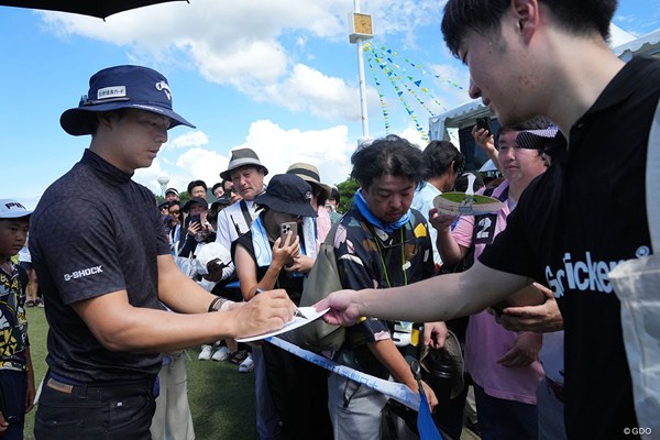 2023年 Sansan KBCオーガスタゴルフトーナメント 4日目 石川遼 福岡で今季最多の来場者数を記録。石川遼はホールアウト後、長蛇の列をつくったギャラリーにサイン