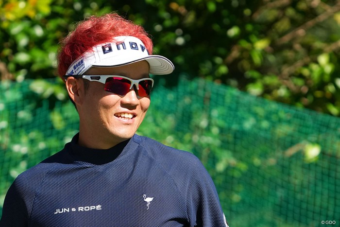 2番ティショット後、赤いヘアで笑顔を見せる 2023年 Sansan KBCオーガスタゴルフトーナメント 最終日 浅地洋佑