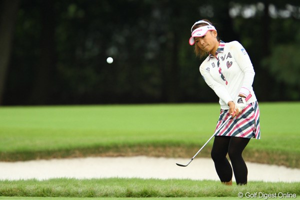 2010年 日本女子オープンゴルフ選手権競技2日目 有村智恵 少ないチャンスをものにし、首位に5打差ながら単独2位に浮上した有村智恵