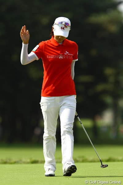 2010年 日本女子オープンゴルフ選手権競技2日目 チェ・ナヨン ギャラリーの声援への受け答えもクールです。