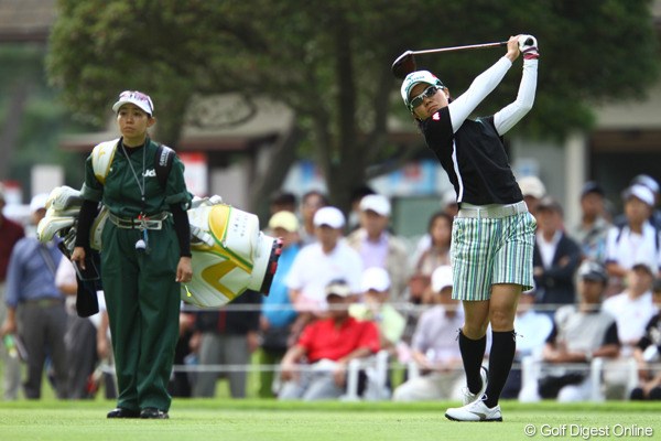 2010年 日本女子オープンゴルフ選手権競技2日目 上原彩子 ショットが曲がったり、木に跳ね返って自分に当たったり・・・ボギーあり、ダボあり、バーディーあり・・・忙しい一日のゴルフでした。スコアを1つ落として、3アンダー3位タイです。