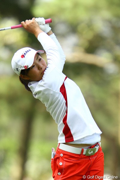 2010年 日本女子オープンゴルフ選手権競技2日目 堀奈津佳 アマチュアながら1アンダー8位タイです。同じアカデミーの先輩でもある諸見里プロからのアドバイスが功を奏しているようです。