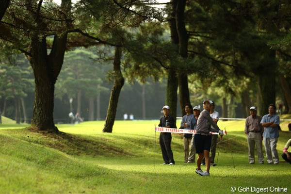 2010年 日本女子オープンゴルフ選手権競技2日目 上田桃子 桃子ちゃんも15番ミドルホールのティショットを林の中へ。思いっきり体を捩じってフックを掛けます。