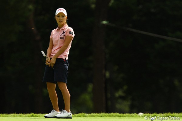 2010年 日本女子オープンゴルフ選手権競技2日目 上田桃子 もう少しパットが入ってくれれば・・・も～、パターに乗って飛んで行っちゃっても知らないよ。