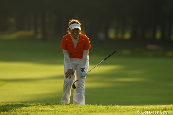 2010年 日本女子オープンゴルフ選手権競技2日目 黄アルム 9番アプローチ、「あっ！デカ過ぎるっ！！」と思ったらピンフラッグの真芯を直撃して、超ナイスアプローチに。ラッキーショットに思わず苦笑いです。