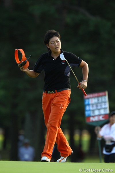 2010年 日本女子オープンゴルフ選手権競技2日目 工藤遥加 プロの試合に初めて出場し、見事予選突破です。将来も楽しみですね。今日はお父様の工藤公康氏も観戦に来てました。