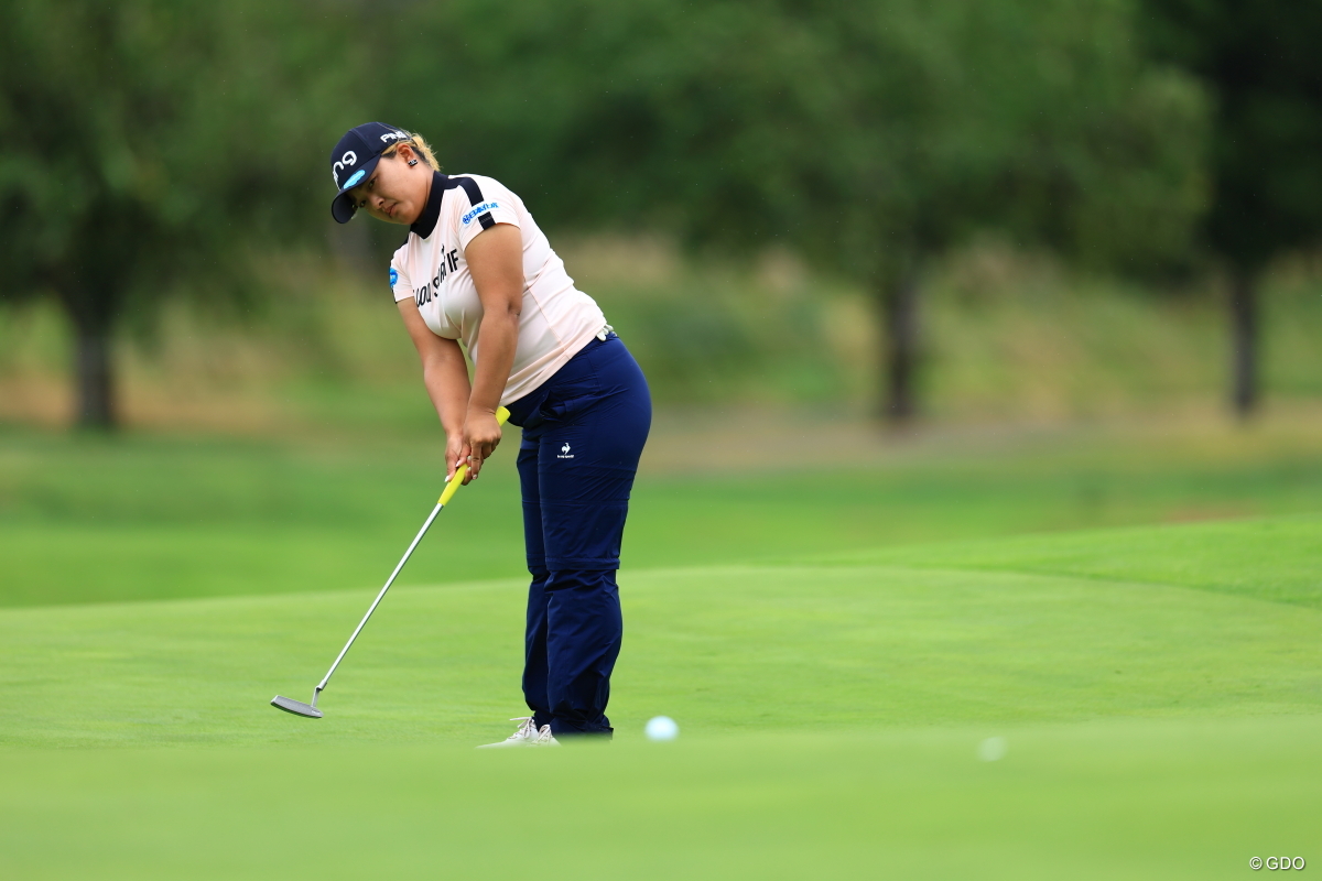 帽子のつばをヒントに顔の向きを修正した