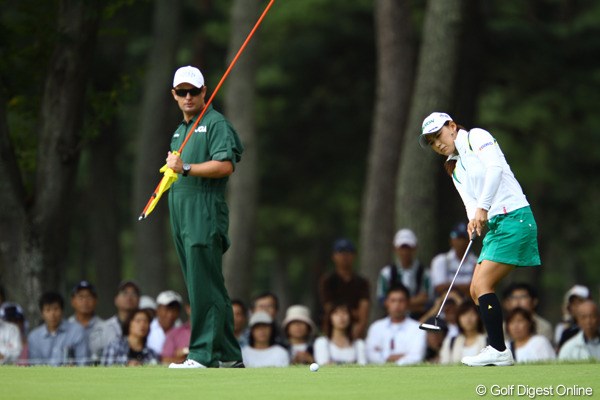 2010年 日本女子オープンゴルフ選手権競技3日目 横峯さくら 前半はパットがショートする場面が目立ち、スコアを崩した横峯さくら