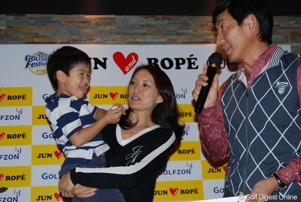石田純一、理子とのゴルフデートを語る ママの優勝に息子さんもこの笑顔！