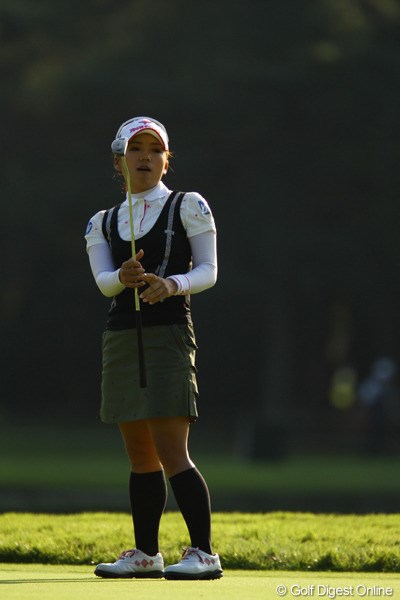 2010年 日本女子オープンゴルフ選手権競技3日目 有村智恵 独走の宮里美香を追う焦り・・・。ショット、パットに微妙な狂いが生まれてしまった有村智恵