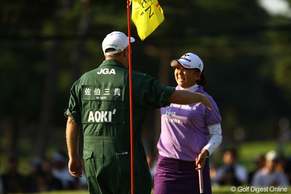 2010年 日本女子オープンゴルフ選手権競技3日目 佐伯三貴 出入りの激しいゴルフでしたが、今日もまたコツコツと1つ伸ばしました。18番バーディで笑顔で抱き合います。