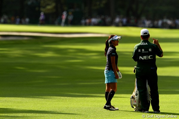 2010年 日本女子オープンゴルフ選手権競技3日目 宮里藍 グリーンが空くのを待つ間、キャディさんと笑顔で談笑中です。