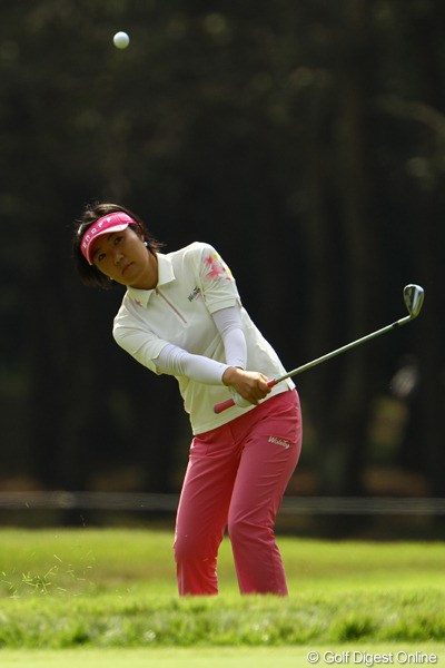 2010年 日本女子オープンゴルフ選手権競技3日目 辛ヒョンジュ スコアが伸び悩む選手が多い中で、本日2アンダーはベストスコアです。しかし、その深いラフからの柔らかいアプローチ、今度教えてもらえませんか？