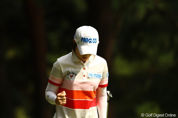2010年 日本女子オープンゴルフ選手権競技3日目 チ・ウンヒ 4番ショートホールでチップインバーディ！！でもこんな控えめなガッツポーズ・・・。もっと派手にやっちゃってください。