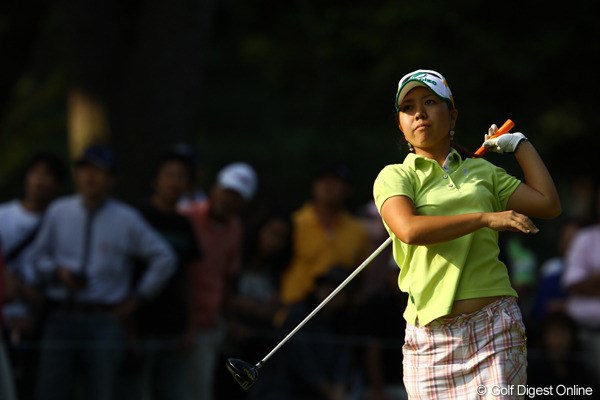 2010年 日本女子オープンゴルフ選手権競技3日目 宮里美香 14番ミドルホールのティーショットを大きく左へ曲げて、このホールボギー。その後も上がり3ホールすべてボギーと予想できない展開に。