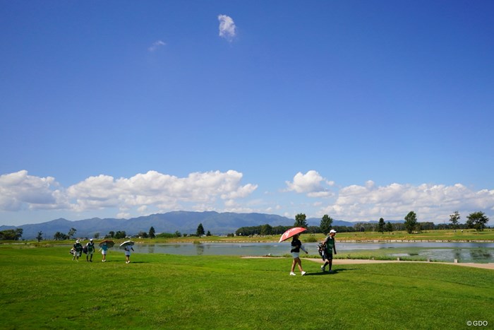 ここでも櫻井心那選手が先頭を歩いてます 2023年 ゴルフ5レディスプロゴルフトーナメント 最終日 最終組