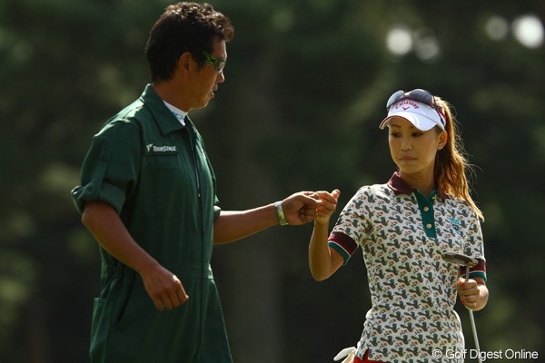 2010年 日本女子オープンゴルフ選手権競技最終日 上田桃子 2番でバーディを奪ってグータッチ。前半は快調にバーディを重ねた上田桃子だったが・・・
