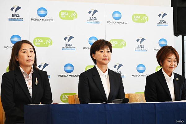 会見に出席した（左から）山崎千佳代、JLPGA小林浩美会長、寺沢範美副会長