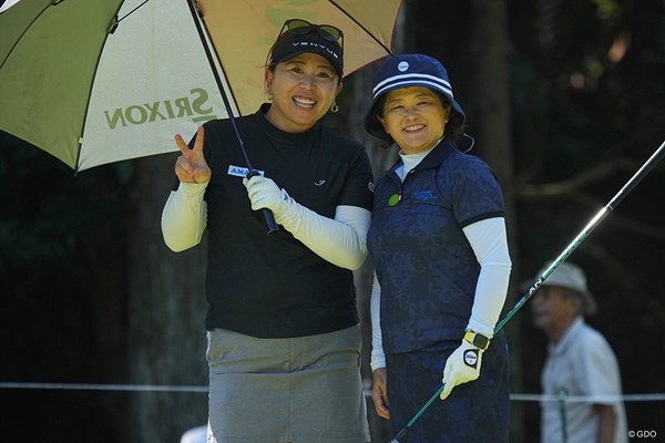 2023年 日本女子プロゴルフ選手権大会コニカミノルタ杯 初日 吉田弓美子 原田香里 カメラに向かって何かやってくれそうな2人だなと、予感はしておりました。