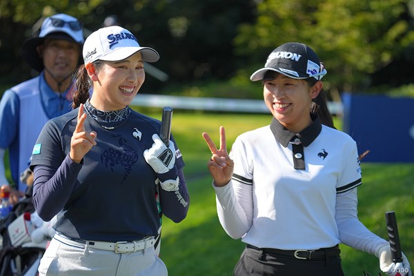 2023年 日本女子プロゴルフ選手権大会コニカミノルタ杯 2日目 小祝さくら 菅沼菜々 「さくちゃん、カメラに向かってVサインってこうやるのよ。」「私、やり慣れてないから…こうかしら？」