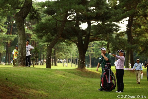2010年 日本女子オープンゴルフ選手権競技最終日 佐伯三貴 14番ミドルホール、ティショットは林の中へ。しかし、ナイスパーセーブ！