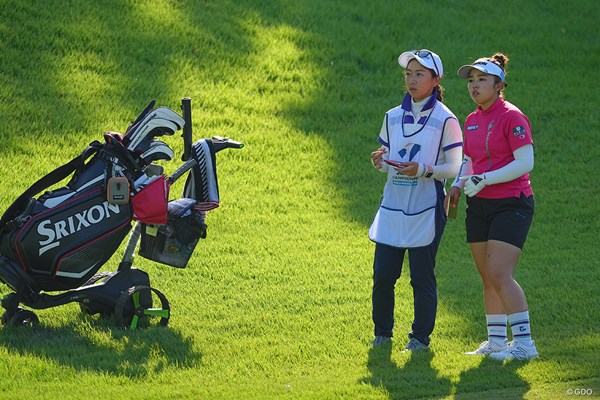 2023年 日本女子プロゴルフ選手権大会コニカミノルタ杯 2日目 山下美夢有 日替わりキャディにもしっかり対応。