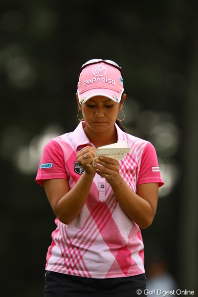 2010年 日本女子オープンゴルフ選手権競技最終日 宮里藍 8番ホール終了後、スコアカードを記入・・・なかなか規定打数より少ない数が書けない・・・。2つスコアを落としてイーブンパー、単独9位です。