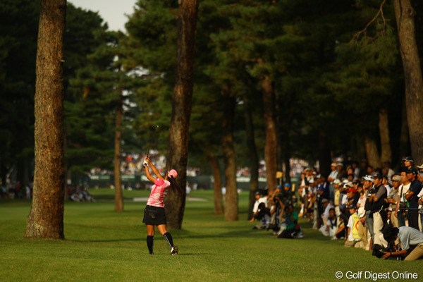 2010年 日本女子オープンゴルフ選手権競技最終日 宮里藍 18番ロングホール、ティショットは絶対に行ってはイケナイ右のラフへ・・・巧みに配置された木が立ちはだかる。