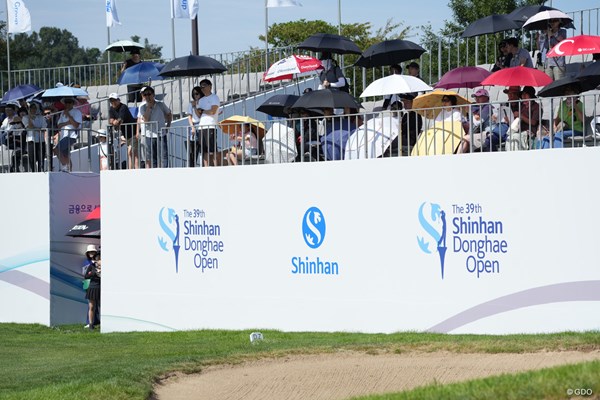 2023年 シンハン ドンヘ オープン 3日目 18番 コース内に並ぶロゴ。韓国ツアーのメジャー大会のひとつに数えられる
