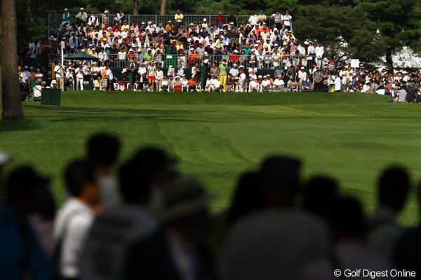 2010年 日本女子オープンゴルフ選手権競技最終日 1番ホール 上田桃子選手がスタートする頃には、ティグラウンドからグリーンサイドまで、多くのギャラリーが取り囲んでいました。