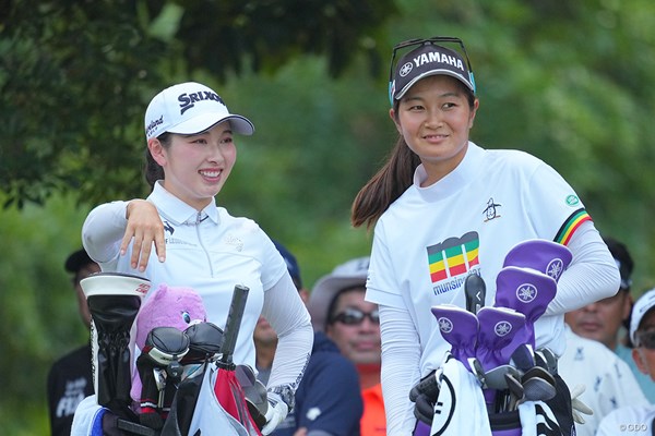 2023年 日本女子プロゴルフ選手権大会コニカミノルタ杯 最終日 小祝さくら 神谷そら 17番、優勝争いの佳境にも関わらず、笑顔で会話する姿が印象的でした。