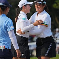 ホールアウト後は優勝した神谷そら（右）を祝福した 2023年 日本女子プロゴルフ選手権大会コニカミノルタ杯 最終日 小祝さくら