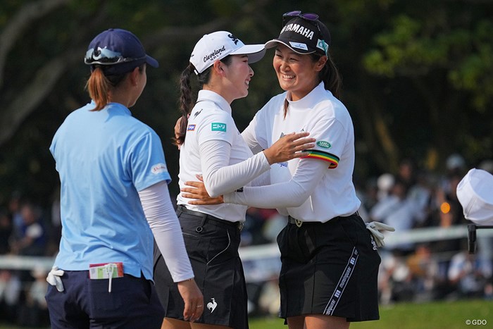ホールアウト後は優勝した神谷そら（右）を祝福した 2023年 日本女子プロゴルフ選手権大会コニカミノルタ杯 最終日 小祝さくら