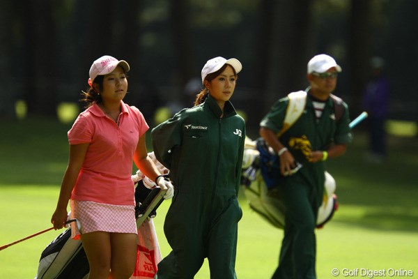 2010年 日本女子オープンゴルフ選手権競技最終日 青木瀬令奈 キャディを務める実姉と一緒の写真は、カメラマンの鉄板写真です。