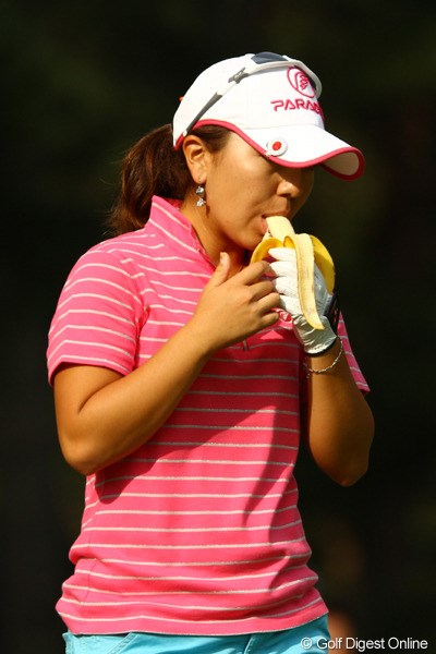 2010年 日本女子オープンゴルフ選手権競技最終日 宮里美香 モグモグ・・・バナナで栄養補給。おいちぃ。