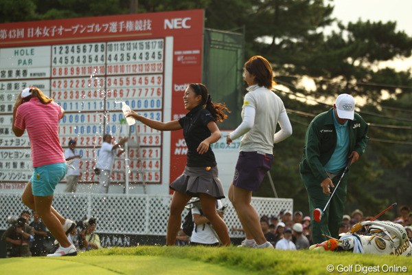 2010年 日本女子オープンゴルフ選手権競技最終日 宮里美香 優勝が決まった瞬間、中山三奈と森田理香子がウォーターシャワーで祝福です。