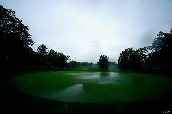 2023年 ANAオープンゴルフトーナメント 初日 コース 強い雨に見舞われている輪厚コース
