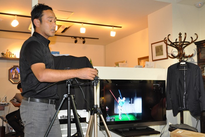 ブロガーイベントにゴルフティーチングプロの堀尾研仁氏が参加。ハイスピードカメラを使ったレッスン方法を教えてくれた ブロガーが本物のレッスンを体験！カシオがブロガーイベントを開催
