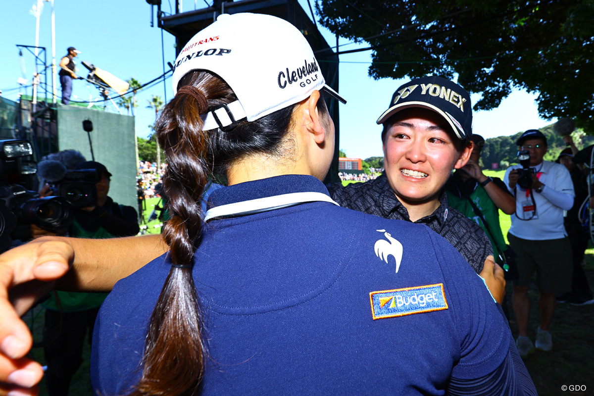 小祝さくら（左）の祝福に涙があふれた